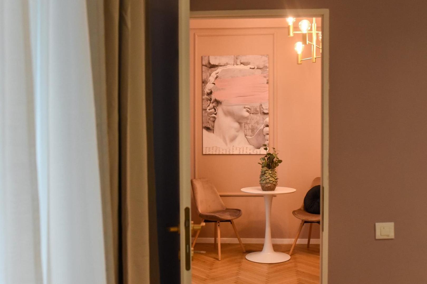 Modern Stay - Central Studios With Wall Projector Near Radisson Bucharest Bilik gambar