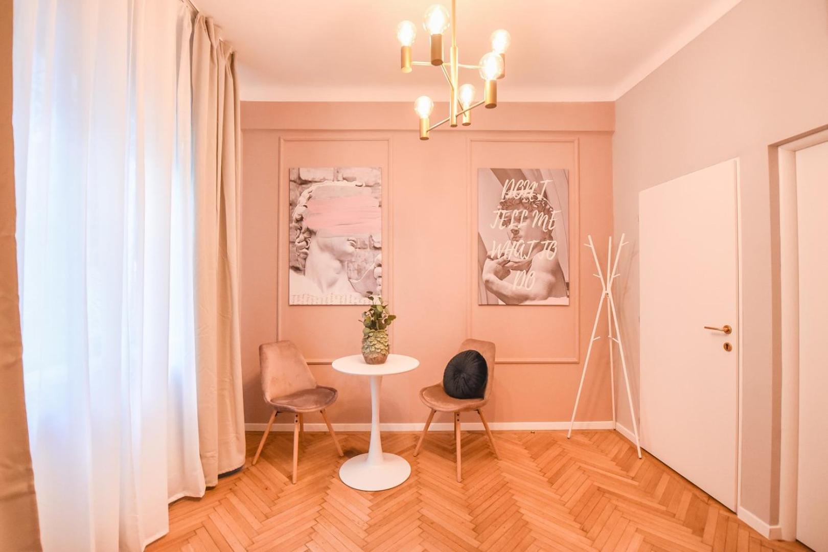 Modern Stay - Central Studios With Wall Projector Near Radisson Bucharest Bilik gambar